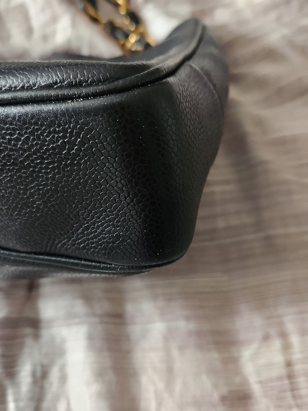 CHANEL VINTAGE Black Quilted CC-Logo Chain Shoulder Bag with Gold Hardware - Picture 3 of 10
